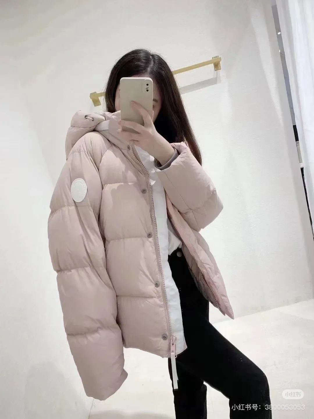 P770 model number: G124 Canada Goose PASTELS series new Parker couple's hooded down jacket 1️⃣The fabric is made of soft EnduraLuxe fabric, which enhances the durability of easy-to-wear parts, is lightweight and durable; the inner liner is made of anti-velvet gallbladder, which is comfortable and soft without velvet. It has a detachable hood, can be adjusted in two directions, and is also filled with down, which brings greater softness and wrapping around the head and neck, and is full of warmth. This parka features white trim on the back and sides, and the hardware locks are all original and custom-made to match the muted fabric color. Goose label: The official website’s new series of silicone material labels, non-embroidery labels. 2️⃣It is very youthful and energetic, and can be easily worn by both men and women. It is very in line with the fashion aesthetic concepts of today's young people! 3️⃣ A full set of customized accessories, complete with three standards, same style for men and women, a must-have for couples! Color: black, white, pink, stone gray, water-soluble blue Size: XS, S, M, L
